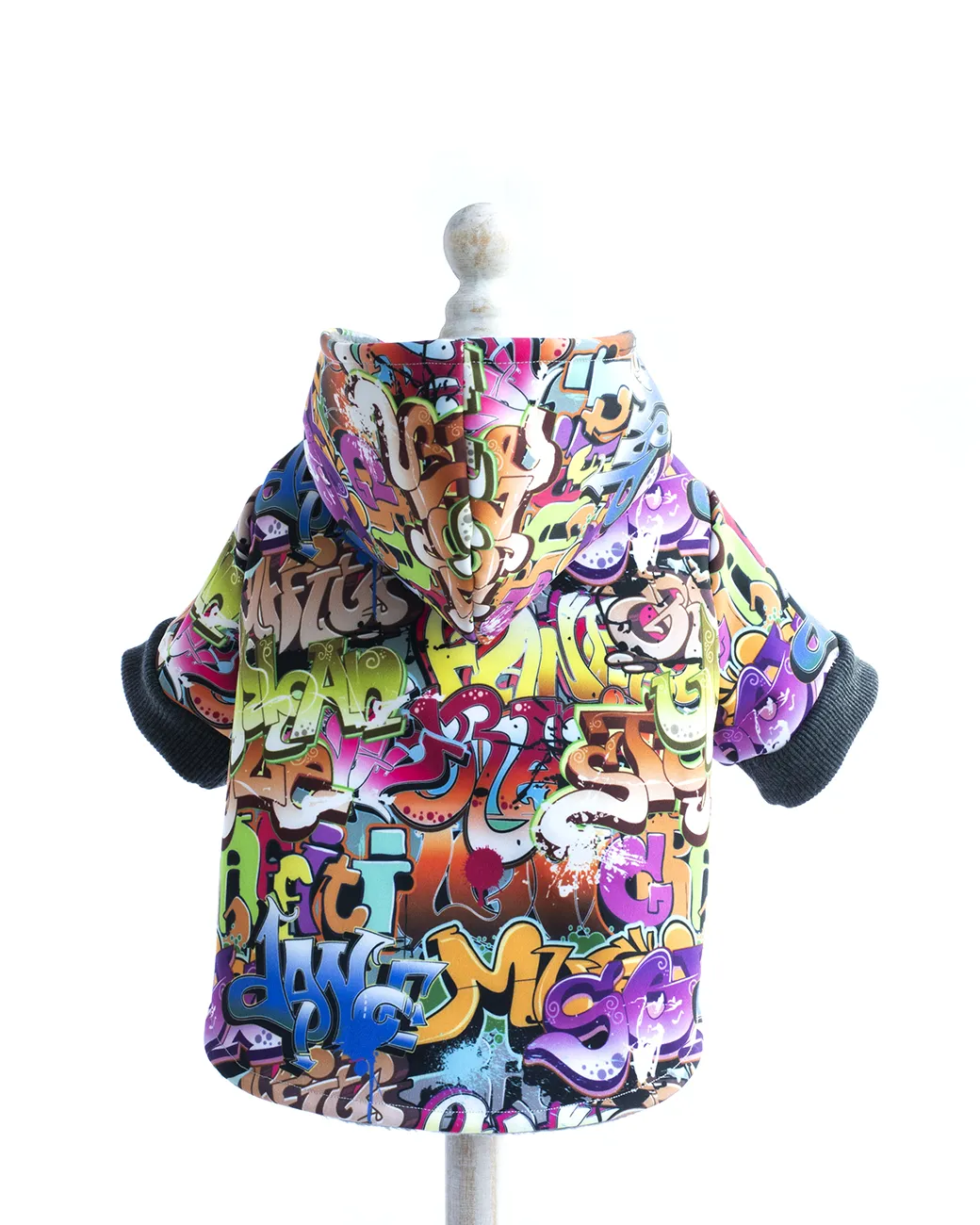 geaca-catei-iarna-cu-gluga-din-tesatura-softshell-imprimeu-grafitti-realizata-handmade-poza-spate-2025.jpg Geaca Catei Softshell Grafitti - imagine 1