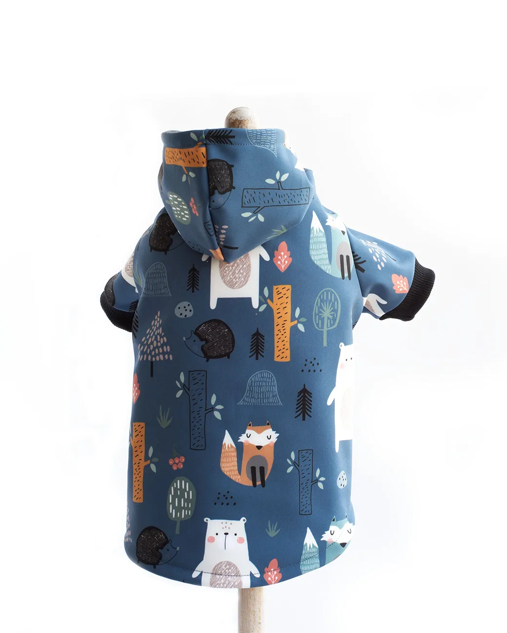 geaca-pentru-catei-realizata-din-sofshell-impermeabil-imprimeu-forest-si-captuseala-din-polar-poza-spate-2025.jpg Geaca Catei Softsehll Forest - imagine 1