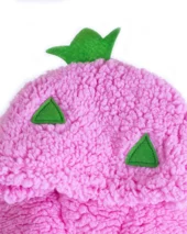 hanorac căpșună pentru câini roz pufos cu glugă și frunzulițe verzi detaliu