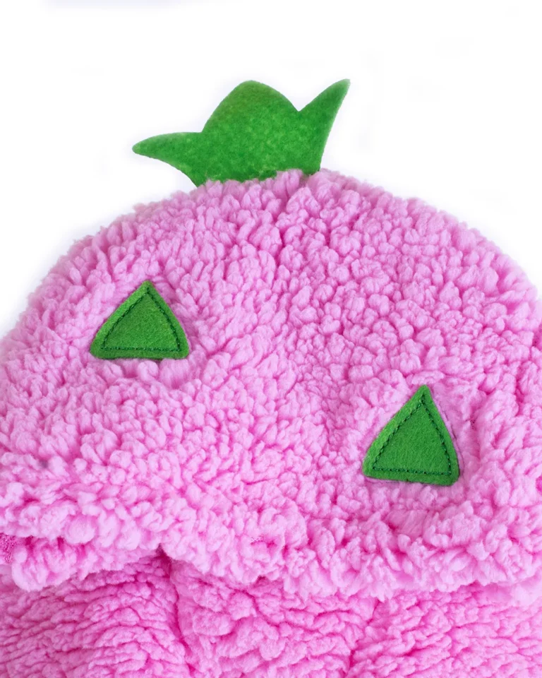 hanorac căpșună pentru câini roz pufos cu glugă și frunzulițe verzi detaliu