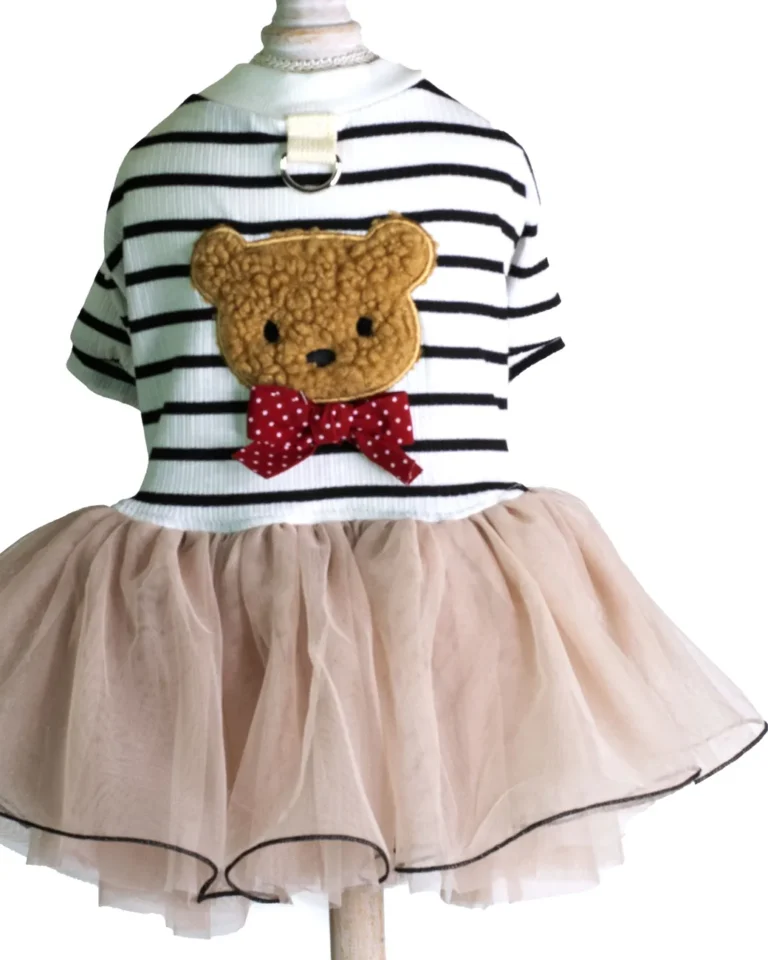 rochie pentru câini cu ursuleț pufos și fustă tutu nude detaliu